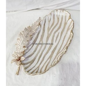 Cuenco de diseñador de flores de forma rectangular de Color blanco y chapado en oro de metal resistente con asas para el mejor agarre de la India - Product Image 2