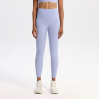 Leggings de cintura alta y corte ajustado con tejido de punto sin costuras compuesto por cincuenta y uno por ciento poliamida, treinta y ocho por ciento poliéster y once por ciento elastano.