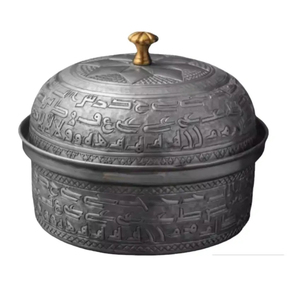 Casserole Heritage en métal artisanal de forme ronde idéale pour une utilisation élégante sur la table inspirée de l'artisanat du Moyen-Orient - Product Image 1