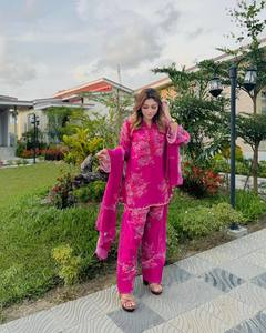 Nueva Colección de Diseñador: Conjunto Salwar de Georgette Sintético Puro con Relieve, Top, Pantalón y Dupatta, Completamente Cosido, Listo para Usar, de Secado Rápido - Product Image 4