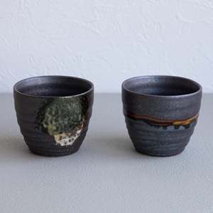 Tazas de té de cerámica esmaltada pintadas a mano en conjunto (2 piezas) en color marrón oscuro metálico - Product Image 1