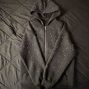 เสื้อฮู้ดลำลองสำหรับผู้หญิงแฟชั่นฤดูหนาว ผ้าถักบุซับใน ประดับคริสตัลที่ด้านหน้า พร้อมด้วยกลิตเตอร์ที่ทนทาน เหมาะสำหรับสวมใส่ในชีวิตประจำวัน - Product Image 2