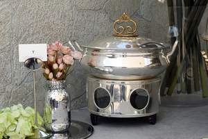 Plato de frotamiento de cobre pesado diseñado con asas fuertes, ideal para llevar y servir platos calientes durante grandes reuniones familiares - Product Image 3