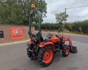 รถแทรกเตอร์ขนาดเล็ก Kubota EK1-261 ขับเคลื่อน 4 ล้อ พร้อมที่ตักด้านหน้า สีแดง เครื่องจักรกลการเกษตร 22 แรงม้า ระบบเกียร์  สำหรับงานเกษตร - Product Image 1