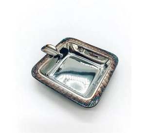 Ensemble solide de qualité supérieure de 2 cendriers carrés en métal argenté avec un design moderne pour les bars à domicile, les restaurants et les accessoires pour fumeurs de bureau - Product Image 2