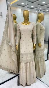 Designer Party Wear Top-Bottom et Dupatta avec une séquence de broderie lourde - Product Image 2