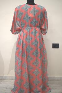 ชุดเดรสคาฟทานสีชมพูหรูหราสำหรับผู้ใหญ่ชุดเดรสยาวถึงพื้นทรงตรงปักเลื่อมคอวีประดับด้วยลูกปัดเพชรธรรมชาติ - Product Image 3