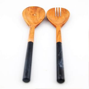 ชุดอุปกรณ์เสิร์ฟสลัดไม้ทำมือ เป็นมิตรกับสิ่งแวดล้อม ทนทาน พร้อมด้ามจับหินอ่อนและกระดูก  ตัวเลือกโลโก้แบบกำหนดเองสำหรับร้านอาหาร - Product Image 6