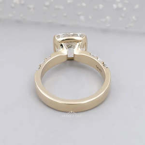Anillo de compromiso con corte East West en oro amarillo con diamante de media engaste - Product Image 4