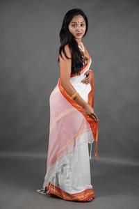 Lehenga Choli Hecho a Medida con Borde Rojo en Estilo Bengalí para Reventa por Diseñadores de Ropa Pishwas Anarkali - Product Image 3