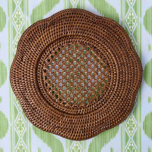 Napperon fait à la main de plaque de chargeur festonnée marron pour la décoration de table Plaques de chargeur en rotin Boho du Vietnam HNH Craft Factory - Product Image 2
