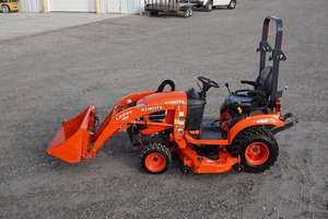 Tractor Kubota con Cargador Frontal Naranja 4x4 para Jardín Multifuncional - Product Image 3