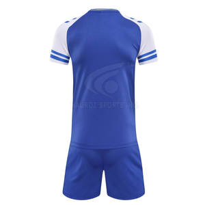 Uniforme de football pour hommes avec logo personnalisé, meilleure vente 2025 polyester, séchage rapide, léger et respirant, nouveauté 100% - Product Image 2