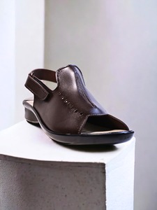 Sandalia de suela de PU suave de la mejor calidad con parte superior de cuero que ofrece comodidad sin esfuerzo y embalaje personalizado elegante - Product Image 2