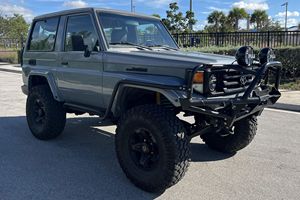 แลนด์ครุยเซอร์ รุ่นคลาสสิค ปี 1993 FZJ70 ขับเคลื่อน 4 ล้อ เกียร์ธรรมดา 5 สปีด สภาพสมบูรณ์ ใช้งานได้ดีเยี่ยม สะอาด ดีเยี่ยม พร้อมส่งออก ราคาดีที่สุด - Product Image 2