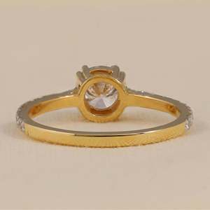 Anillo de Compromiso Solitario con Diamante Cultivado en Laboratorio, Corte Redondo, Plata de Ley, Opciones de Oro, Claridad VS1, Colección de Anillos de Diamantes Elegantes - Product Image 6