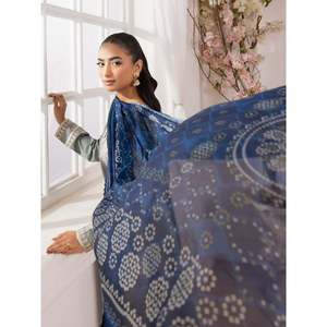 Ensemble de costume en lawn brodé 3 pièces pour femmes Mohagini avec dupatta imprimé Monark et pantalon - BIC-3741 - Product Image 4