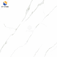 Dalle de pierre frittée KT STONE, blanc brillant avec veines grises diagonales, pour comptoir de cuisine et revêtement mural