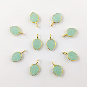 Aqua Calcedony sculpté en forme de feuille pendentif breloque en argent sterling plaqué or ensemble de lunette unisexe pour la fabrication de bijoux - Product Image 1