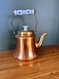 Théière en cuivre massif avec des détails artisanaux uniques pour un charme d'antan dans le service à thé et la décoration de la cuisine - Product Image 4