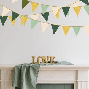 Guirlande triangulaire personnalisée en papier vert et or, à paillettes et à carreaux, pour la décoration de fêtes d'anniversaire, de mariages et de baby showers - Product Image 1