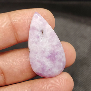 ลาพิโดไลต์ธรรมชาติคุณภาพสูง รูปทรงคาโบชอง สีน้ำเงิน ขัดเรียบ สำหรับทำเครื่องประดับ หินบำบัด ขนาดคละแบบ ขายส่ง UDGEMS - Product Image 1