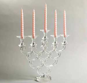 Chandelier à cinq lumières orné Elizabeth |   Centre de table pour mariage ou événement |   Bougeoir à 5 branches de style gothique/victorien - Product Image 4