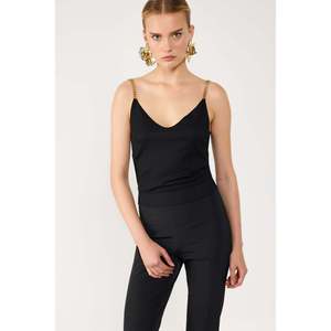 เสื้อเบลาส์คอวีพร้อมดีเทลสายรัด - Product Image 3