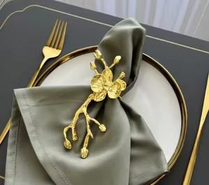 Ensemble de ronds à serviette en métal incurvé moderne en or, argent et or rose ajoute une touche élégante à la décoration de table pour toute occasion - Product Image 6