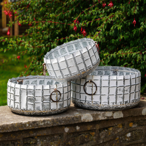 กระถางโลหะชุบสังกะสีทรงกลมขนาดใหญ่มีสไตล์พร้อมลวดลายนูนเพชรหรูหราเหมาะสำหรับการจัดแสดงสมุนไพรในสวน - Product Image 4