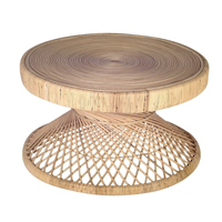 Grande table ronde en rotin tissé à la main de style luxueux belle et artistique table décorative à l'intérieur de la maison