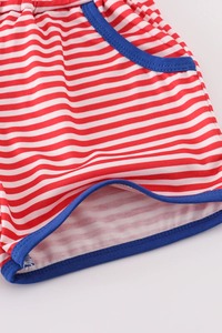 Ensemble de shorts élégants à rayures bleues Apple pour garçons, coupe confortable avec un design Apple amusant pour une tenue d'été - Product Image 3