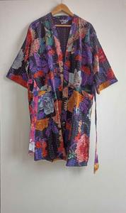 Veste matelassée Kantha de style vintage faite à la main Kimono de plage à imprimé floral avec motif de lettres Robe de chambre pour hommes - Product Image 3