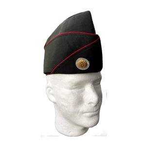 Esta es una gorra verde vintage de los Exploradores de los Boy Scouts de América con ribete rojo. - Product Image 1