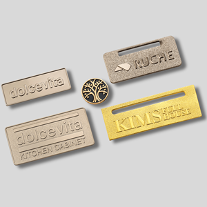 Plaques signalétiques en laiton antique personnalisées étiquettes de logo durables pour la fabrication en gros de meubles et de décoration - Product Image 1