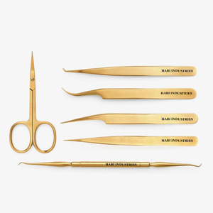 Kit de pinces d'extension de cils dorées 6 pièces outils de beauté à pointe inclinée avec ciseaux à cuticules pince à cils en or pour le soin des sourcils - Product Image 1