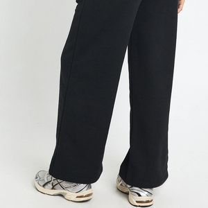 Survêtement tendance pour femme, design polyvalent adapté à diverses occasions décontractées, avec sweat-shirt court surdimensionné pour une coupe décontractée. - Product Image 6