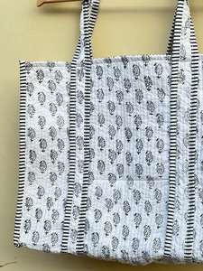 Sac en coton matelassé imprimé de blocs sac fourre-tout pour femmes sac de voyage Boho à la main sac à bandoulière grand cadeau de demoiselle d'honneur floral - Product Image 2