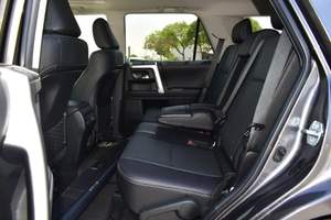 Nouveau pour Toyota 4Runner avec boîte de vitesses automatique, sièges en cuir foncé, caméra de recul et galerie de toit métallique, traction avant - Product Image 4