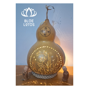 น้ำเต้าแกะสลักสำหรับตกแต่งขายดี: โอบกอดเสน่ห์จากธรรมชาติและงานฝีมือของช่างฝีมือวางจำหน่ายแล้ว! -ดอกบัวสีน้ำเงิน - Product Image 1