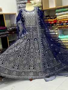 Vestido Maxi Listo para Usar para Mujer Pakistaní, Hermoso Diseño con Pedrería, Cuentas y Trabajo de Espejo, Mejor Precio al por Mayor - Product Image 3