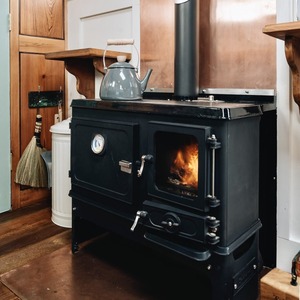 Insert de cheminée moderne à bois pour intérieur, poêle autoportant avec façade en verre noir pour maison, chalet, camping-car, villa - Product Image 3