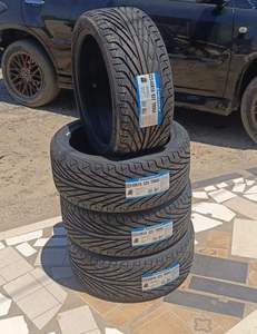Pneus Commerciaux Neufs de Tous Types 225/40ZR18 T Radiaux Sans Chambre à Air 4x4 4 Saisons Remplacement/Réparation Exportation Espagne Monde Entier Garantie 4 Ans - Product Image 1