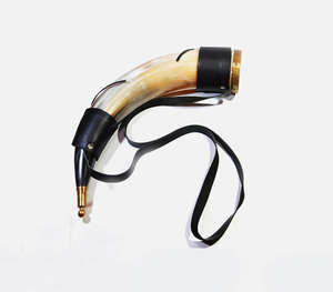 Authentique corne à boire viking artisanale avec bordure gravée en laiton doré orné et sangle d'épaule en cuir noir de qualité supérieure - Product Image 5