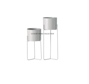 Maceta de metal hecha a mano con textura martillada para una estética única y elegante en espacios habitables y jardines - Product Image 1