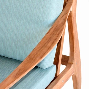 Las tumbonas Arlo de teca con cojines gruesos son adecuadas para exteriores con un acabado natural. - Product Image 4