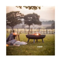 Barbecue à anneau en fonte moderne très populaire avec foyer, rangement pour bûches et quatre grilles pivotantes, pique-foyer inclus