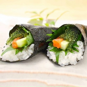 สาหร่ายทะเลซูชิโนริแบบออร์แกนิกสไตล์ญี่ปุ่นวัตถุดิบคาเวียร์สีเขียวอุมบิโดะสดห่อองุ่นทะเลใส่ขนมขบเคี้ยวปรุงรส