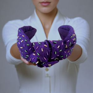 Diadema de Tela Morada Hecha a Mano con Bordado Multicolor, Accesorio para el Cabello con Nudo Moderno para Mujeres y Niñas, Estilo Mardi Gras - Product Image 4