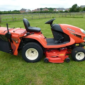 Tractores agrícolas multifuncionales Kubota M70, 4 cilindros diésel, 4WD, 4x4, tracción en las ruedas, minitractor con cargador de cubo frontal - Product Image 2